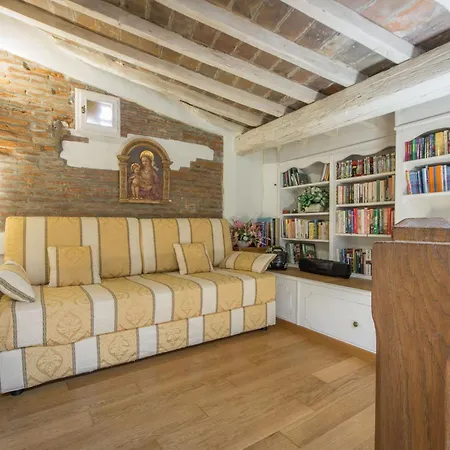 Appartamento Ruhige In Santa Croce Mit Terrasse- Kathedrale Von Florenz-naehe By Interhome