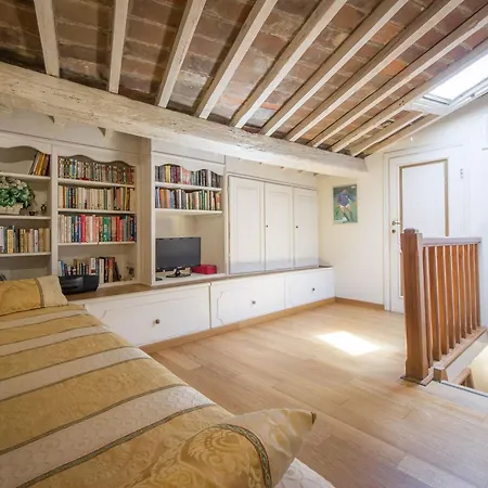 Ruhige In Santa Croce Mit Terrasse- Kathedrale Von Florenz-naehe By Interhome Appartamento Firenze
